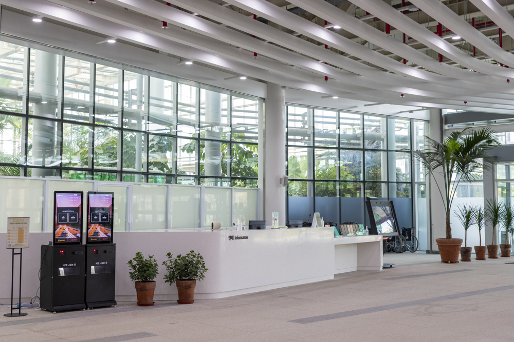 Welcome to the National Agricultural Museum. At the information desk, you can find information about the National Agriculture Museum, including guidelines for visiting exhibitions. Inquiries regarding exhibition commentary and ticket issuance are also available. Amenities such as wheelchairs and strollers are available for your convenience. 